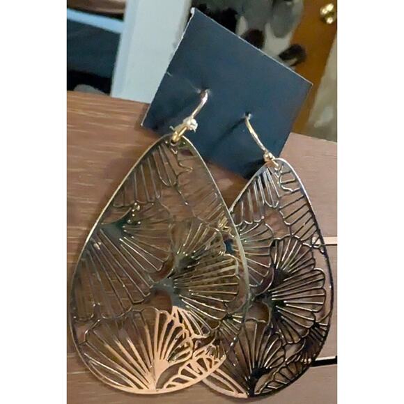 BUNDLE ONLY New Gold Tone Pierced Earrings 2 inch Tear Drop Dangle Lt Wt - Picture 2 of 3